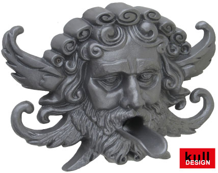 wasserspeier im garten als fabelswesen oder neptun