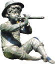 bronzefigur als knabe sitzend mit floete