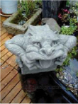 gnom steinfigur wasserspeiend
gartenteich
