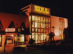 Kull Firmengeb&auml;use bei Nacht