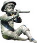 bronzefigur als knabe sitzend mit floete