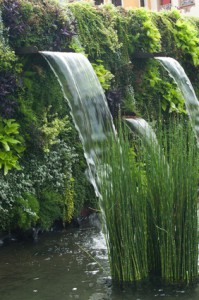 Wasserfall in japanischen Garten