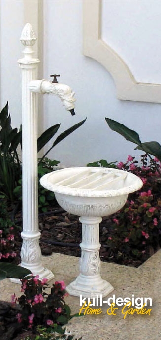 kleiner weißer Gartenbrunnen