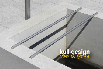 Stainless steel storage grate for watering can D=20 mm with 2 stainless steel pins each for locking at the edge of the well trough. For cemetery water points.