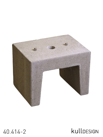 Beton U-Stein als Erdsockel für Brunnen mit Bohrungen und 2 Befestigungsschrauben zum eingraben.