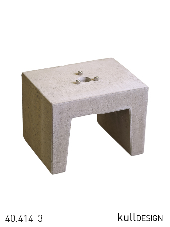 Beton U-Stein als Erdsockel für Brunnen mit Bohrungen und höhenverstellbare Befestigungsstangen.