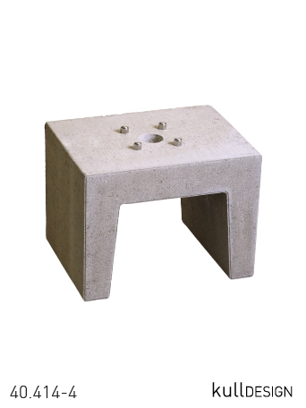 Beton U-Stein als Erdsockel für Brunnen mit Bohrungen und höhenverstellbare Befestigungsstangen.